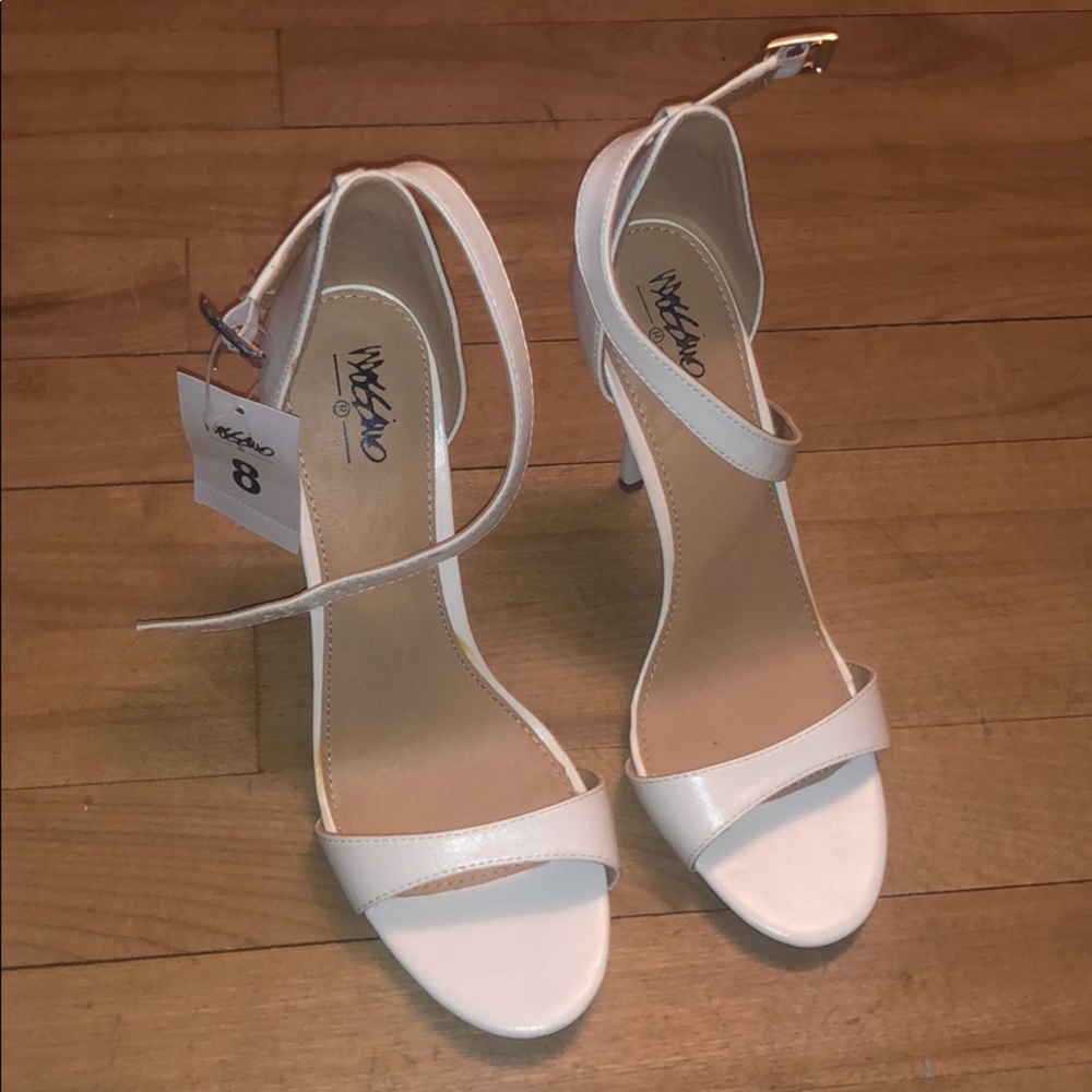 🆕 white mossimo shoes, size 8